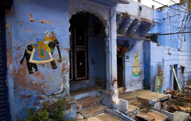 Jodhpur sokaklarında mavi ev cephesi, aynı zamanda Blue City, Jodhpur, Rajasthan, Hindistan olarak da bilinir.