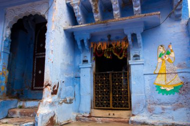 Jodhpur sokaklarında mavi ev cephesi, aynı zamanda Blue City, Jodhpur, Rajasthan, Hindistan olarak da bilinir.