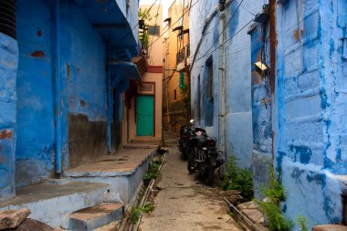 Jodhpur sokaklarında mavi ev cephesi, aynı zamanda Blue City, Jodhpur, Rajasthan, Hindistan olarak da bilinir.
