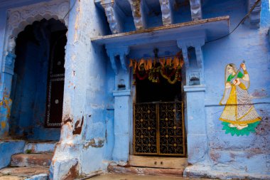 Jodhpur sokaklarında mavi ev cephesi, aynı zamanda Blue City, Jodhpur, Rajasthan, Hindistan olarak da bilinir.