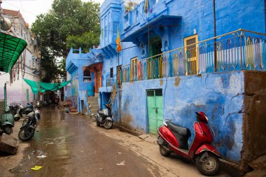 Jodhpur sokaklarında mavi ev cephesi, aynı zamanda Blue City, Jodhpur, Rajasthan, Hindistan olarak da bilinir.