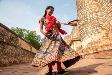 Tarihi Mehrangarh kalesinde yürüyen bir turist, Jodhpur, Hindistan.