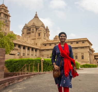Umaid Bhawan Sarayı önündeki kadın turist, Jodhpur, Hindistan