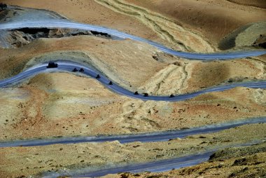 Lamayuru, Kargil, Leh Ladakh, Himalayalar, Jammu ve Kashmir yakınlarındaki yılan yolunun üst manzarası.