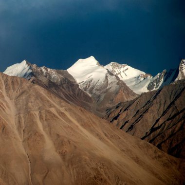 Kışın sonunda Ladakh 'ta buzlar eriyor.