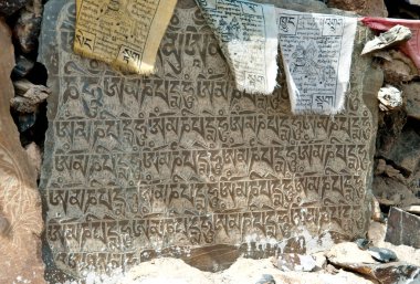 Tibet mantrası. Taşlara kazınmış manikür., 