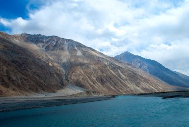Dağ nehri manzarası, dağ deresi, Ladakh