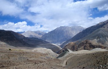 Ladakh, Hindistan 'da terk edilmiş bölge ve dağ sıraları..