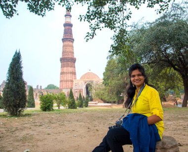 UNESCO 'nun Dünya Mirası Bölgesi, Delhi ve Hindistan' ın en yüksek tuğla minaresi Kutub Minar 'a turist ziyareti.