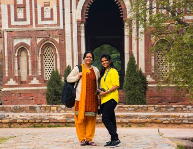 UNESCO 'nun Dünya Mirası Bölgesi, Delhi ve Hindistan' ın en yüksek tuğla minaresi Kutub Minar 'a turist ziyareti.