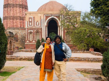 UNESCO 'nun Dünya Mirası Bölgesi, Delhi ve Hindistan' ın en yüksek tuğla minaresi Kutub Minar 'a turist ziyareti.