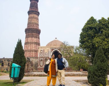 UNESCO 'nun Dünya Mirası Bölgesi, Delhi ve Hindistan' ın en yüksek tuğla minaresi Kutub Minar 'a turist ziyareti.