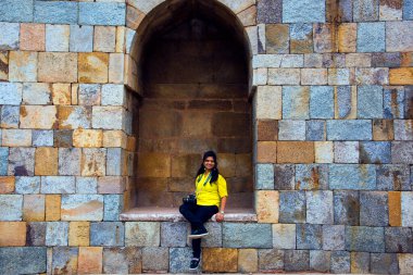 UNESCO 'nun Dünya Mirası Bölgesi, Delhi ve Hindistan' ın en yüksek tuğla minaresi Kutub Minar 'a turist ziyareti.