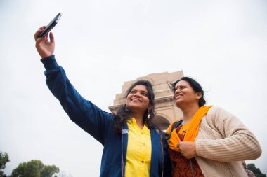 Hindistan Kapısı, Delhi, Hindistan önünde akıllı telefonuyla selfie çeken bir turist..