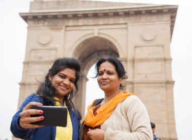 Hindistan Kapısı, Delhi, Hindistan önünde akıllı telefonuyla selfie çeken bir turist..