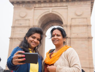 Hindistan Kapısı, Delhi, Hindistan önünde akıllı telefonuyla selfie çeken bir turist..