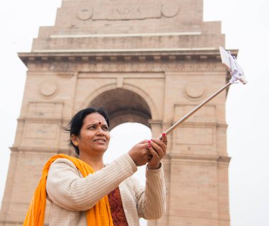 Hindistan Kapısı, Delhi, Hindistan önünde akıllı telefonuyla selfie çeken bir turist..