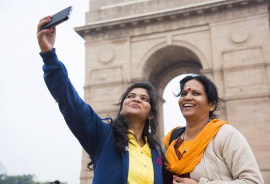 Hindistan Kapısı, Delhi, Hindistan önünde akıllı telefonuyla selfie çeken bir turist..
