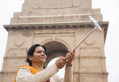 Hindistan Kapısı, Delhi, Hindistan önünde akıllı telefonuyla selfie çeken bir turist..