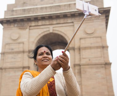 Hindistan Kapısı, Delhi, Hindistan önünde akıllı telefonuyla selfie çeken bir turist..