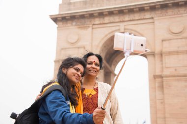 Hindistan Kapısı, Delhi, Hindistan önünde akıllı telefonuyla selfie çeken bir turist..