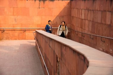 Kızıl Kale 'ye kadın turist ziyareti, UNESCO Dünya Mirası Bölgesi, Hindistan.