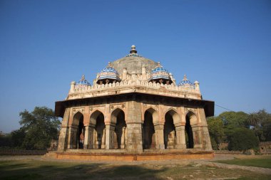 1547 'de Humayun' un mezarının yanında inşa edilen Isa Khan 'ın camisi ve mezarı, UNESCO Dünya Mirası Alanı, Delhi, Hindistan.
