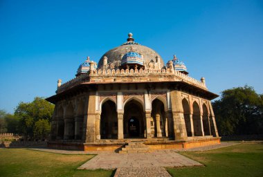 1547 'de Humayun' un mezarının yanında inşa edilen Isa Khan 'ın camisi ve mezarı, UNESCO Dünya Mirası Alanı, Delhi, Hindistan.