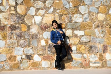 Eski taş duvarın önündeki Hintli kadın portresi..