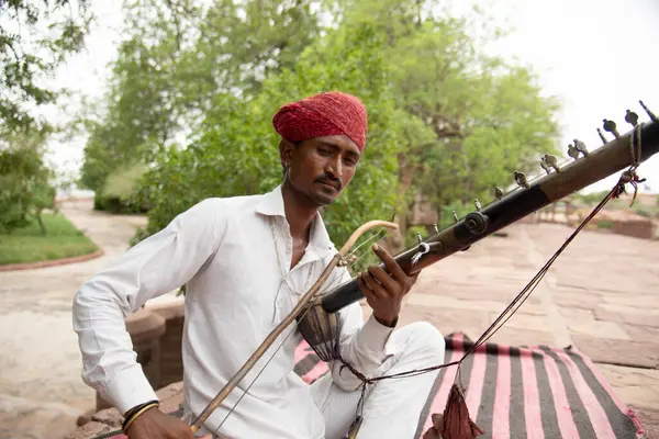 Geleneksel kıyafetleriyle sokak müzisyeni müzik enstrümanı, Rajasthan, Hindistan.