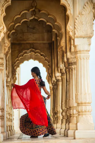 Kemerler ve Sütunlar arasında dans eden genç bayan turist.