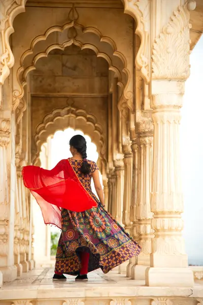 Kemerler ve Sütunlar arasında dans eden genç bayan turist.