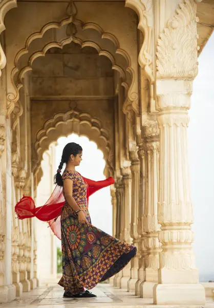 Kemerler ve Sütunlar arasında dans eden genç bayan turist.