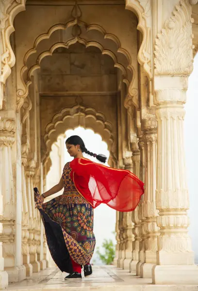 Kemerler ve Sütunlar arasında dans eden genç bayan turist.