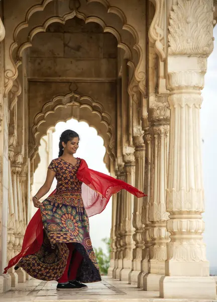 Kemerler ve Sütunlar arasında dans eden genç bayan turist.