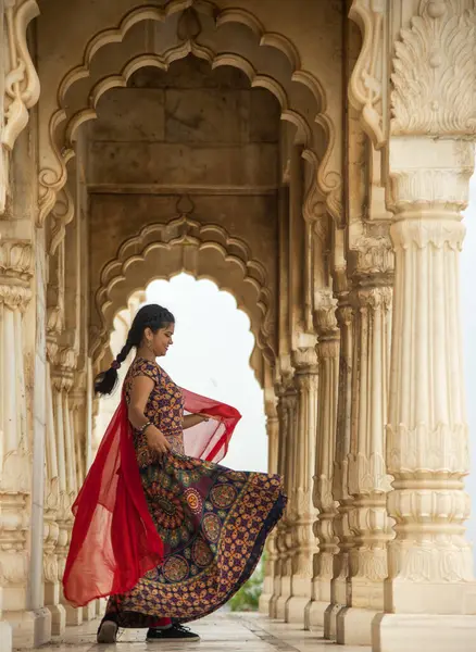 Kemerler ve Sütunlar arasında dans eden genç bayan turist.