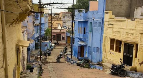 Jodhpur sokaklarında mavi ev cephesi, aynı zamanda Blue City, Jodhpur, Rajasthan, Hindistan olarak da bilinir.