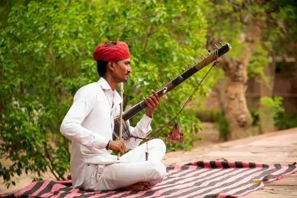 Geleneksel kıyafetleriyle sokak müzisyeni müzik enstrümanı, Rajasthan, Hindistan.