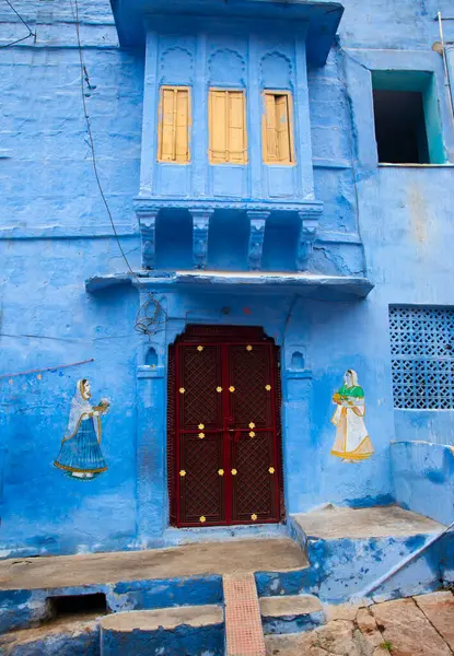 Jodhpur sokaklarında mavi ev cephesi, aynı zamanda Blue City, Jodhpur, Rajasthan, Hindistan olarak da bilinir.