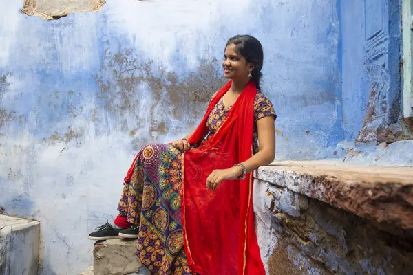 Hintli kadın gezgin Jodhpur 'un kalbinde keşfetti. Bilinen adıyla Blue City, Jodhpur, Rajasthan, Hindistan.