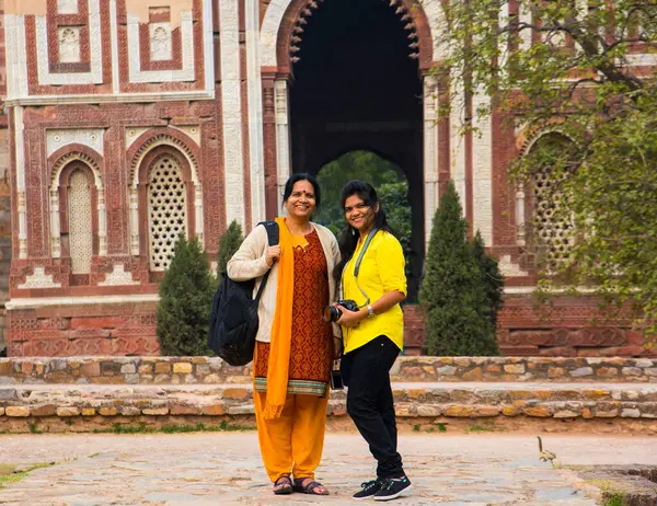 UNESCO 'nun Dünya Mirası Bölgesi, Delhi ve Hindistan' ın en yüksek tuğla minaresi Kutub Minar 'a turist ziyareti.