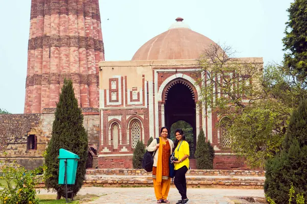 UNESCO 'nun Dünya Mirası Bölgesi, Delhi ve Hindistan' ın en yüksek tuğla minaresi Kutub Minar 'a turist ziyareti.