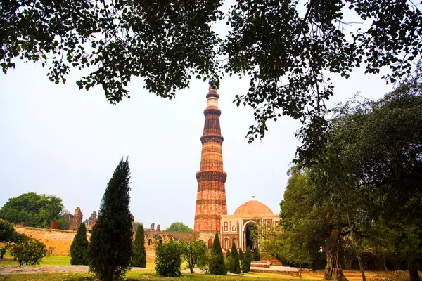 Kutub Minar, en uzun minare UNESCO Dünya Mirası Sitesi, Yeni Delhi, Hindistan