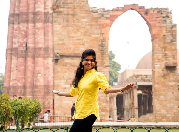 UNESCO 'nun Dünya Mirası Bölgesi, Delhi ve Hindistan' ın en yüksek tuğla minaresi Kutub Minar 'a turist ziyareti.