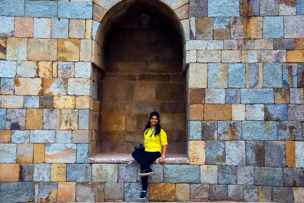 UNESCO 'nun Dünya Mirası Bölgesi, Delhi ve Hindistan' ın en yüksek tuğla minaresi Kutub Minar 'a turist ziyareti.