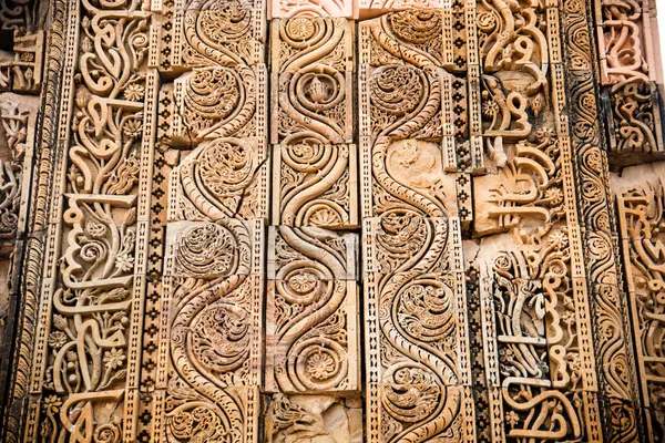 Kutub Minar 'ın taş oymacılığı, en uzun minare UNESCO Dünya Mirası Alanı, Yeni Delhi, Hindistan