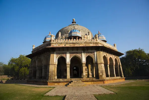 1547 'de Humayun' un mezarının yanında inşa edilen Isa Khan 'ın camisi ve mezarı, UNESCO Dünya Mirası Alanı, Delhi, Hindistan.