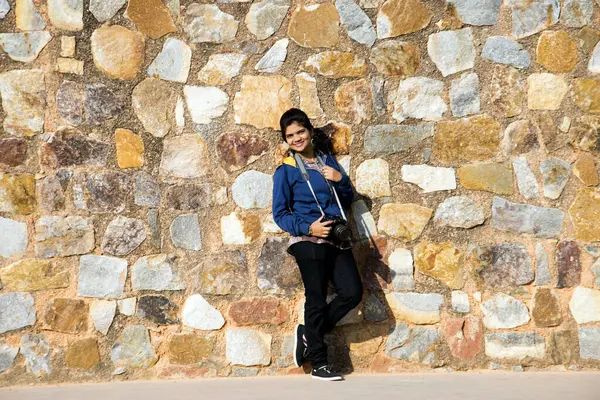 Eski taş duvarın önündeki Hintli kadın portresi..