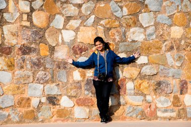 Eski taş duvarın önündeki Hintli kadın portresi..