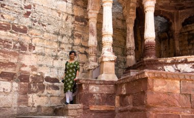 Tarihsel Mehrangarh kalesinin önündeki turist, Jodhpur, Hindistan.